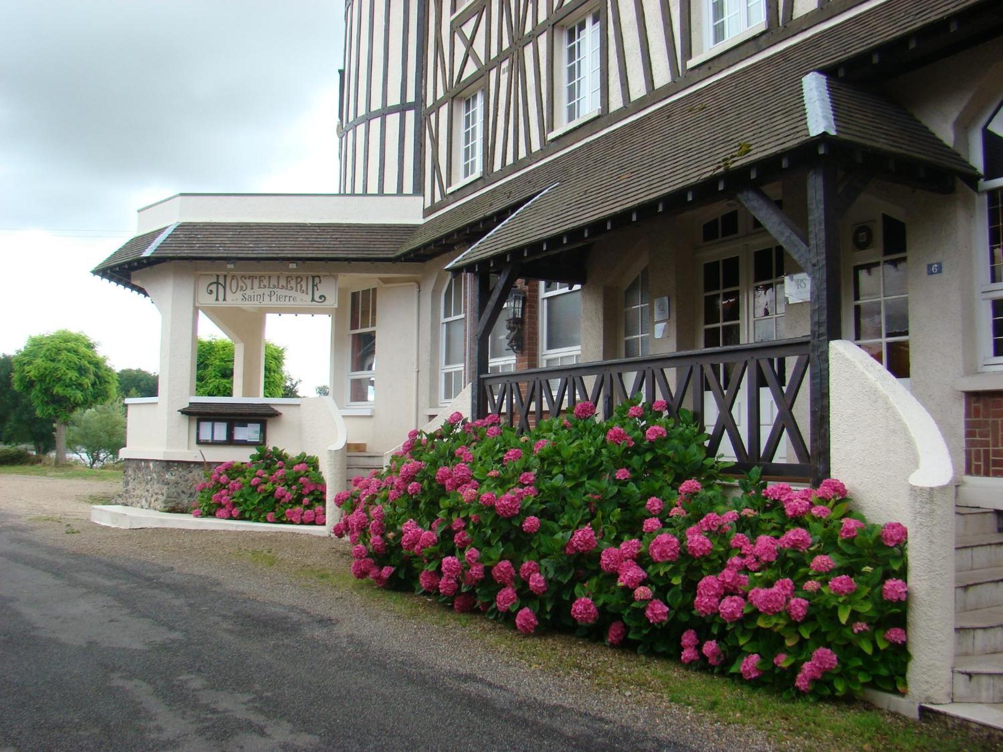 Logis Hostellerie Saint Pierre Exterior foto