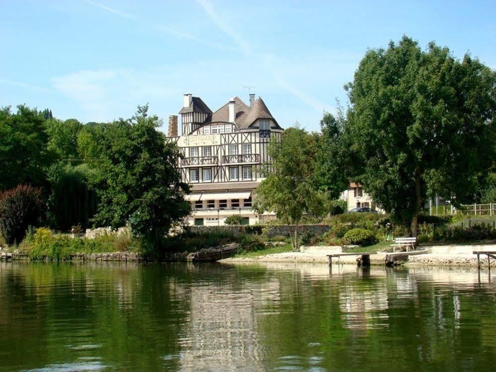 Logis Hostellerie Saint Pierre Exterior foto